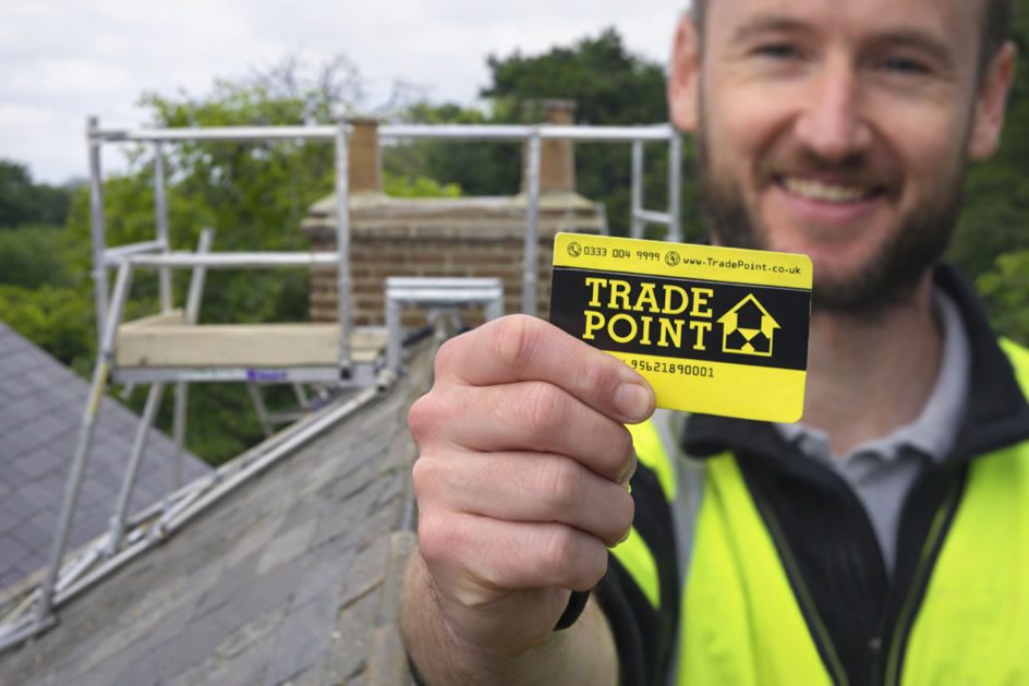roofer showing his tradepoint discount card